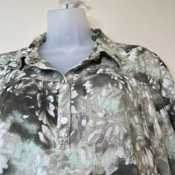 Caslon NWT Watercolor Pattern Short Sleeve Collared Button Front Lightweight Top - Picture 5 of 11